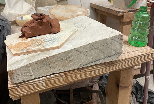 Découpe des volumes principaux dans la pierre à l’aide d’une disqueuse type Zagg en atelier.