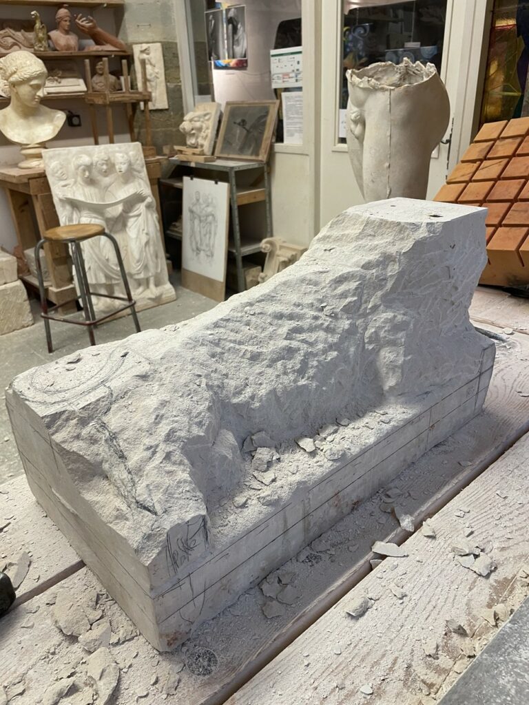 Travail d’affinage d’une sculpture en pierre avec outils de précision dans l'atelier de l'Académie des Arts d'Avignon