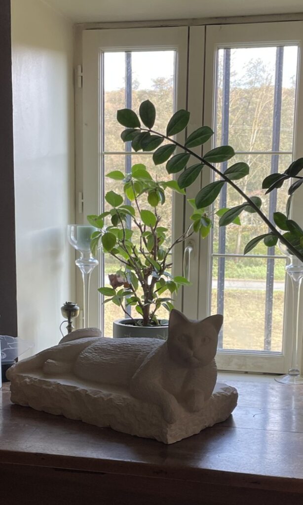 Sculpture en pierre "Tervoux" représentant un chat allongé